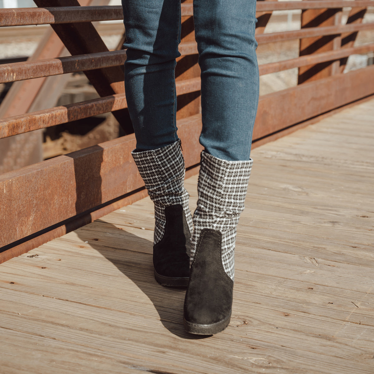 Women's Vermont Stowe Wedge Boots Houndstooth Black – MUK LUKS